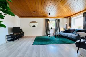 Ferienwohnung - ländliche Atmosphäre, Geräumig, mit Arbeits- und Parkplatz, Küche, Netflix, perfekt für Gruppen Apartments, Bad Staffelstein