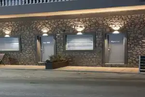 E&D Apartments, Eretria