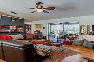 Spiritual Oasis! The perfect location for those who have a flair for the healing arts and an eclectic, creative style and sensibility. Apartments, Sarasota