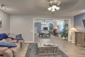 Spacious Condo with Porch and Storage! Guest house, Fort Wayne