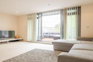2 BR flat next to Train Station & Gated Parking Apartments, Cambridge