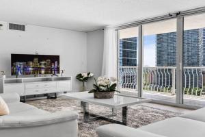 Modern 2/2 with Beautiful Ocean and Brickell Views Apartments, Miami