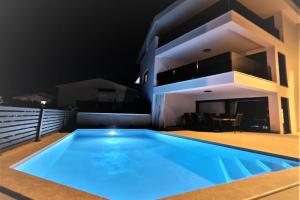 Luxury apartment Marco Polo with a private swimming pool with salt sea water, PUNAT