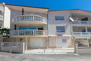 Apartments with WiFi Stanici, Omis - 19941, Tice