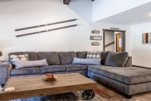 Horizons IV #156 New Luxurious Listing! Fully Remodeled 2 Bedroom Plus Loft 3 Full Bathroom Sleeps 8, Mammoth Lakes