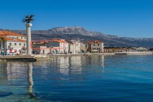 Spacious seafront apartments Karlo, Kastel Stari
