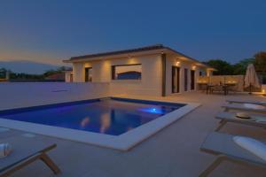 Villa QUARNARO with heated pool, Omisalj