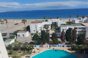 Appartement 2 chbres Piscine Renove Veranda Gde Terasse Vue panoramique Au bord de mer Sur corniche de A proximité de la plage Apartments, Tangier