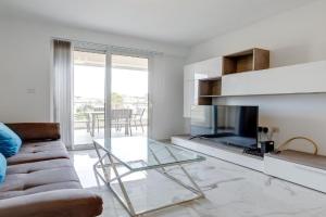 Deluxe 2BR Apartment in central St Julians, Pembroke