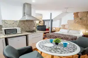 Planta baja en la muralla romana junto a la Catedral Apartments, Tarragona