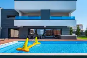 Stunning Home In Guest house, Novaglia