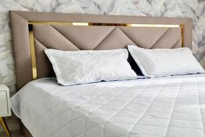 3h-kom Lyuks Pr B Momyshuly 4 v tsentrea - 4y etazh Lifta net izvinite Apartments, Shymkent