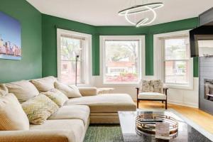 2 Bed Apt w/ Office, Free Parking, Near Wrigley Apartments, Chicago