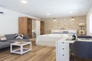 Studio Nomadic Kastela, Kambelovac