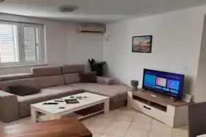 Tomopet Apartment, Petrovac