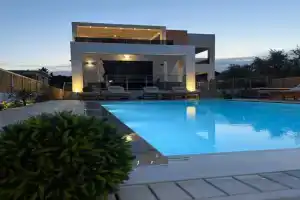 Villa Jolla-Private Pool-Ideal for big groups By Villa Mana Gers, Argasi