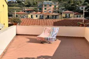 Cheerful Room, Sharing kitchen in a Cosy Family Art House, Ideal for one person or couple, Sanremo