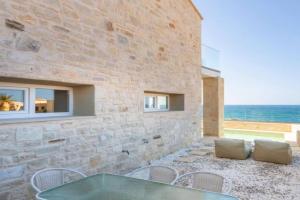 Lucia Beachfront Suite Guest house, Panormos