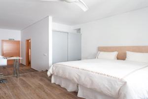 Estudio 2 PAX by costablancarent, Denia
