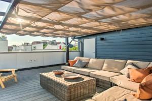 Modern Townhome with Rooftop Terrace! Guest house, Denver