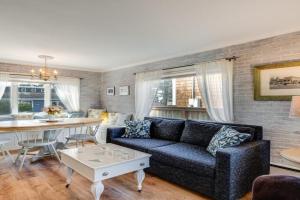 Quaint Sur La Mer Cottage with Deck, Fire Pit, Seaside