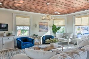 1 Mi to Beach Coastal Cottage in, Galveston