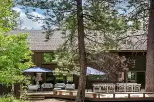 Skylight by AvantStay Elevated Mountain Home w Hot Tub Billiards Large Patio Guest house, Sunriver