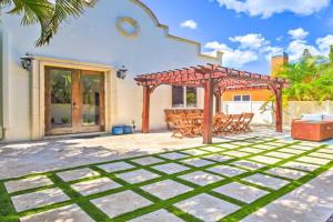 Sunny Abode with Yard about 1 Mi to Dtwn! Guest house, Sarasota