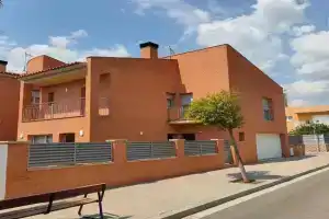 Chalet amplio con Jardín y zona barbacoa., Reus