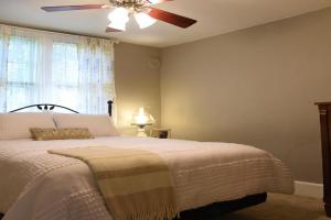 Cozy Home Near all Attractions Guest house, Milwaukee