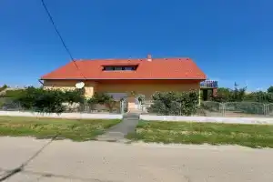 schönes mit grossem Pool 1200 m zum Balaton Guest house, Balatonbereny