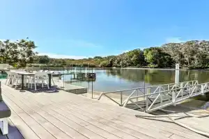 Sophisticated Waterfront Living, Guest house, Noosa Heads