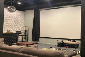 160inch Home Movie Theater- Great for movie night! Guest house, Omaha