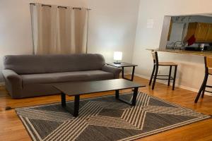 Cozy house with large free parking on premises, Springfield