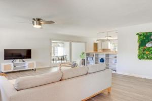 Boho-Chic Hideaway Yard and Fire Pit! Guest house, Sarasota