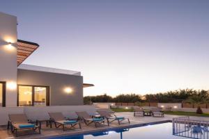 Sunnyside Villas, Just Steps to the Beach & Restaurants, By ThinkVilla, Adelianos Kampos