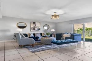 Luxe 4BR Escape Pet-Friendly Outdoor Lounge Guest house, West Palm Beach