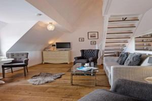 Southend Apartments, List