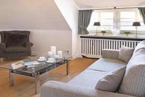 Eastend Apartments, List