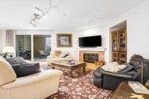 Ocean Pointe Getaway Coastal condo with ocean-view pool, private patio, grill, & AC - walk to beach Guest house, Carlsbad
