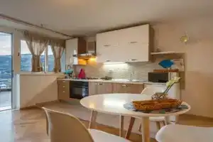 Jurkovica Apartments, Comisa