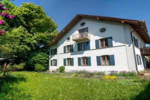 Landhauswohnung mit wildromantischem Garten Apartments, Fussen
