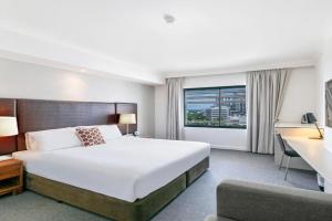 Modern Harbour Retreat with Sweeping Views Pool Apartments, Darwin
