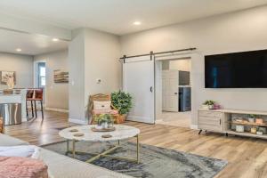 Quaint and Cozy Getaway with Yard! Guest house, Indianapolis