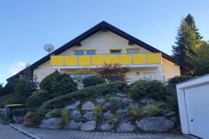 Sonnengelb im Herzen des Schwarzwaldes Guest house, Schonwald im Schwarzwald