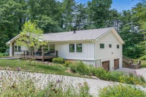 BRAND NEW 10 Min to Downtown and Private HOT TUB and Arcade Guest house, Asheville