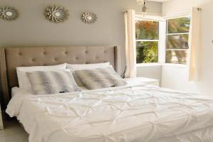 Light & Cozy House in - BBQ, Patio, Parking, Pompano Beach