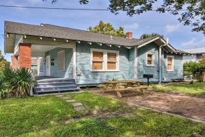 2 Mi to Beach and Seawall Quaint Home in! Guest house, Galveston