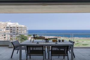 602 3Bed seafront with Pool by Homely Guest house, Sliema