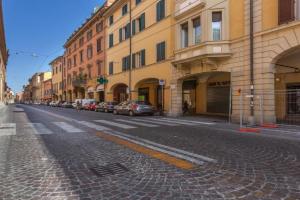 GuestHost - Apt with Terrace 10 min walk from Piazza Santo Stefano, Bologna